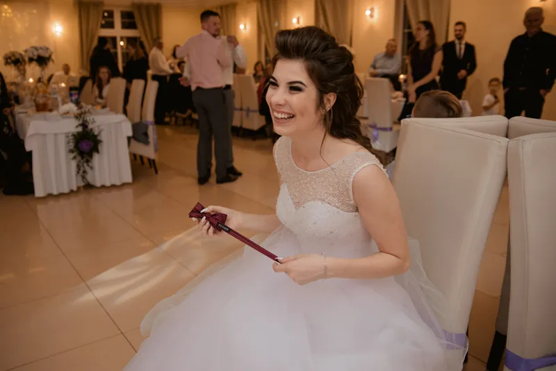 Spontaniczny moment zabawy weselnej