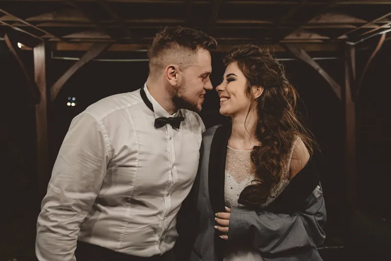 Para młoda podczas romantycznej sesji ślubnej