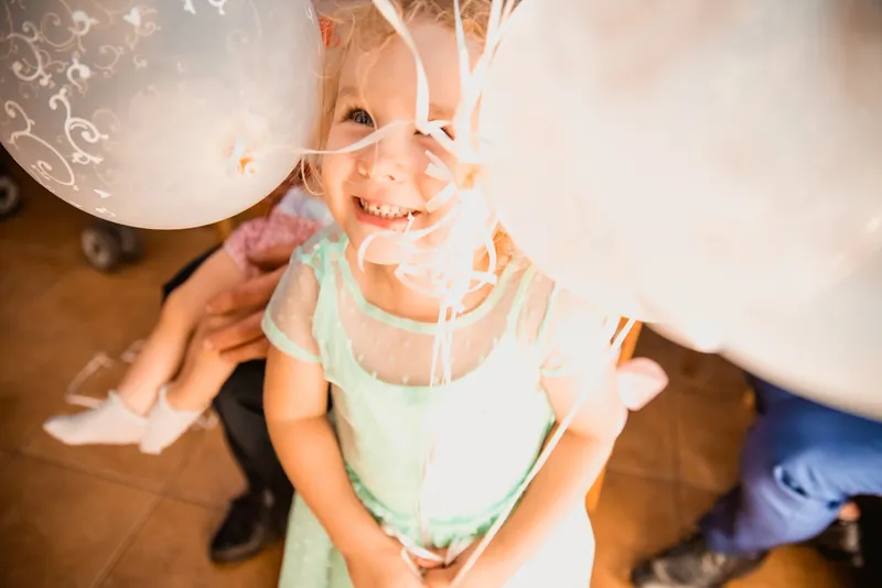 Ślub z pięknym oświetleniem