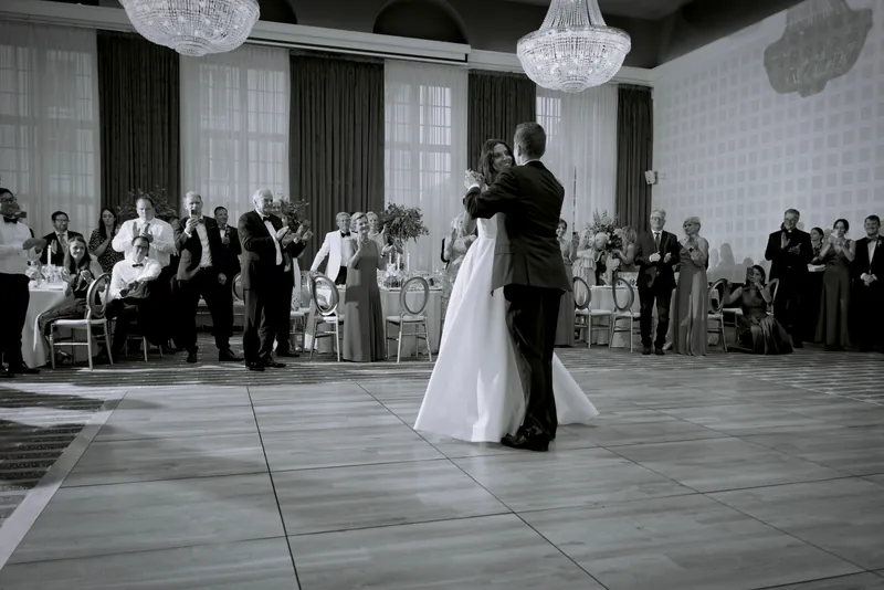 Przestrzeń przy stołach na ślubie