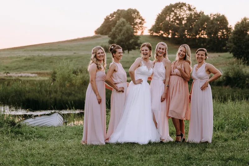 Para w naturalnym świetle — przygotowania lub ceremonia