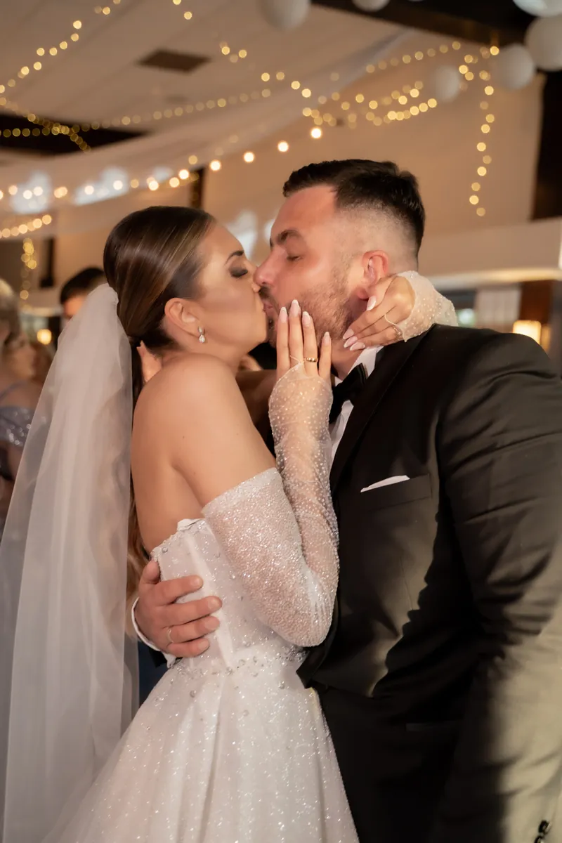 Ślub z prostym, pięknym oświetleniem